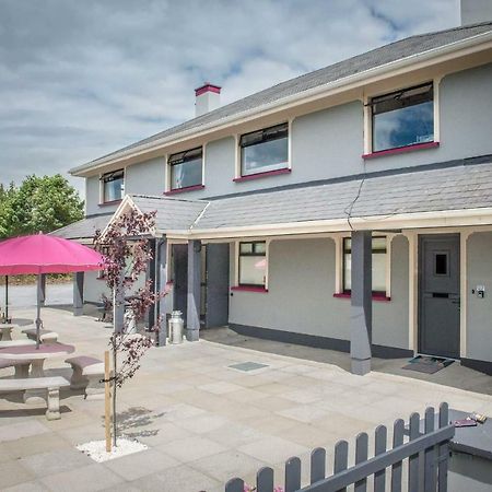 The Village Inn Killarney Exterior photo