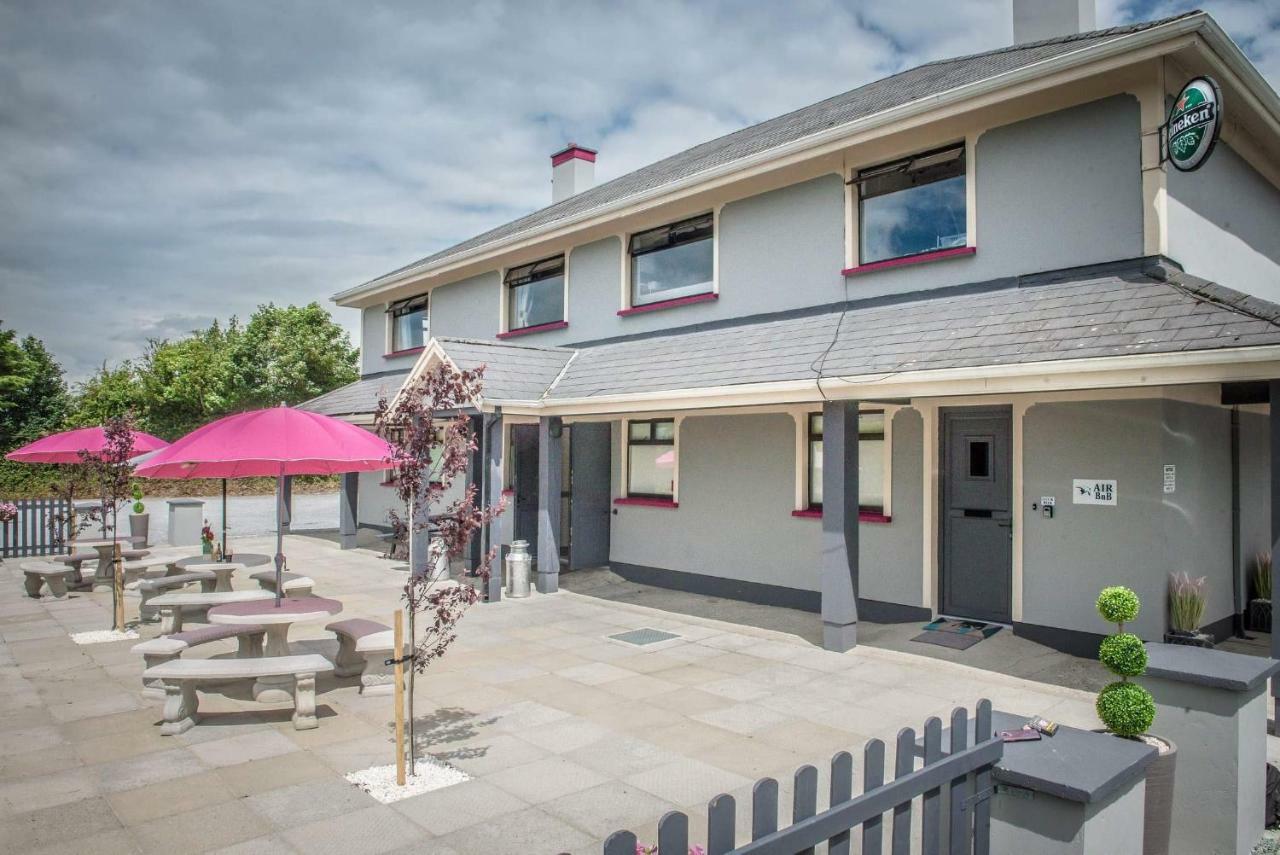 The Village Inn Killarney Exterior photo